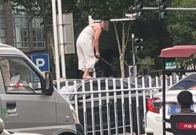 车通报:系精神病发作家属愿意承担赔偿PG麻将胡了女子持械当街打砸多辆轿(图2) 车通报:系精神病发作家属愿意承担赔偿PG麻将胡了女子持械当街打砸多辆轿(图2)